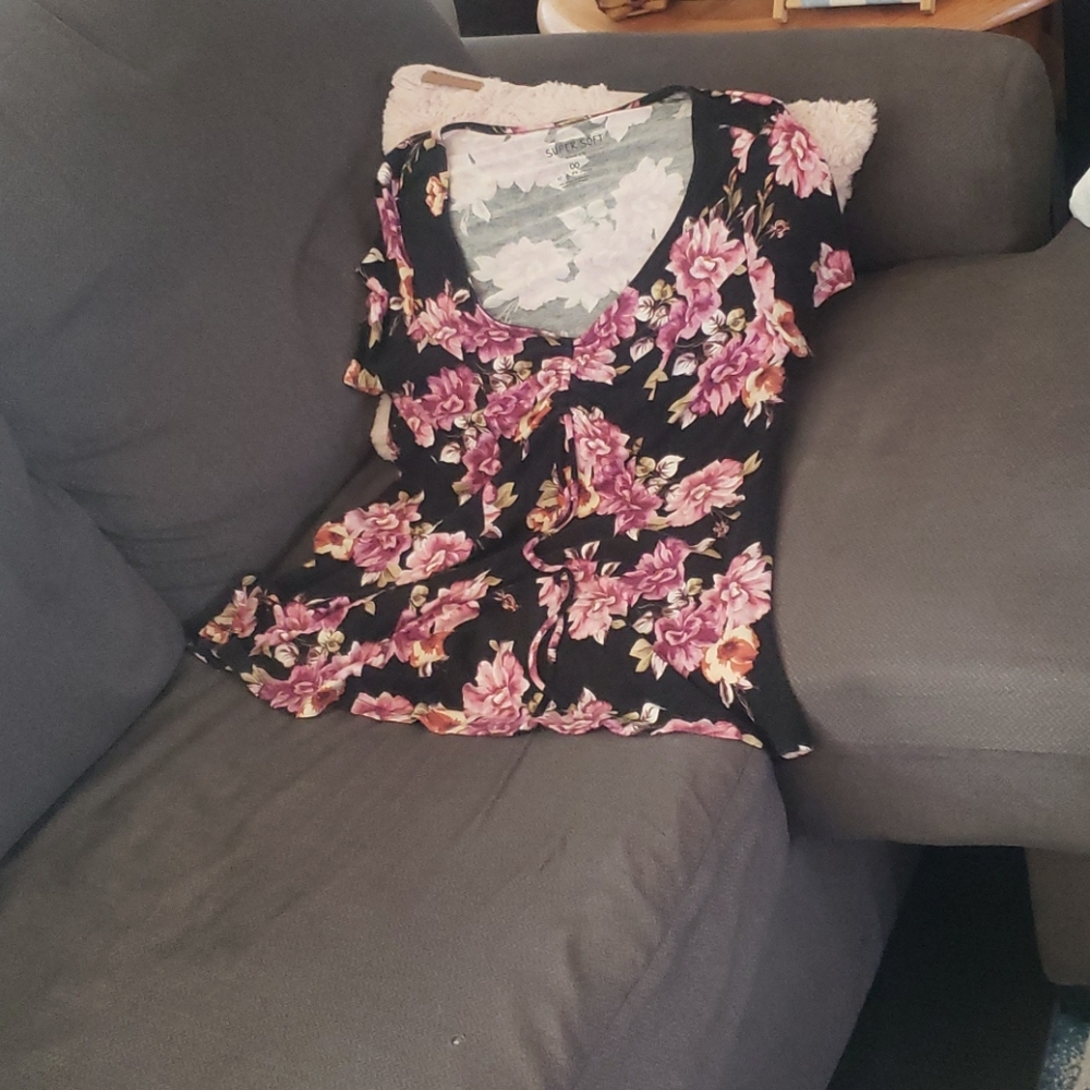 Torrid 00 vneck stretchy shirt